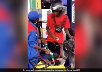 After Filling Petrol Man Wiping Petrol By Hand People Were Shocked To See It Watch Viral Video – पेट्रोल भरवाने के बाद शख्स ने कर डाली ऐसी हरकत, लोग बोले- इतनी बचत भी अच्छी नहीं है भाई