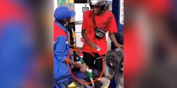 After Filling Petrol Man Wiping Petrol By Hand People Were Shocked To See It Watch Viral Video – पेट्रोल भरवाने के बाद शख्स ने कर डाली ऐसी हरकत, लोग बोले- इतनी बचत भी अच्छी नहीं है भाई