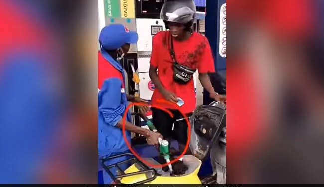 After Filling Petrol Man Wiping Petrol By Hand People Were Shocked To See It Watch Viral Video – पेट्रोल भरवाने के बाद शख्स ने कर डाली ऐसी हरकत, लोग बोले- इतनी बचत भी अच्छी नहीं है भाई
