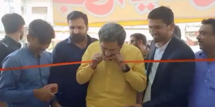 Pakistani Minister Cutting Ribbon Video Went Viral On Social Media – Viral Video- पाकिस्तानी के मंत्री ने दांत से काटा फीता, लोगों ने कहा
