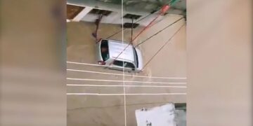 Man Did Amazing Jugaad To Save Car To Flood Water Ties Car With Ropes Like This In Telangana See Viral Video – बाढ़ में कार बह न जाए इसलिए शख्स ने किया गजब जुगाड़, रस्सी का झूला बनाकर घर की छत से ऐसे बांधी कार