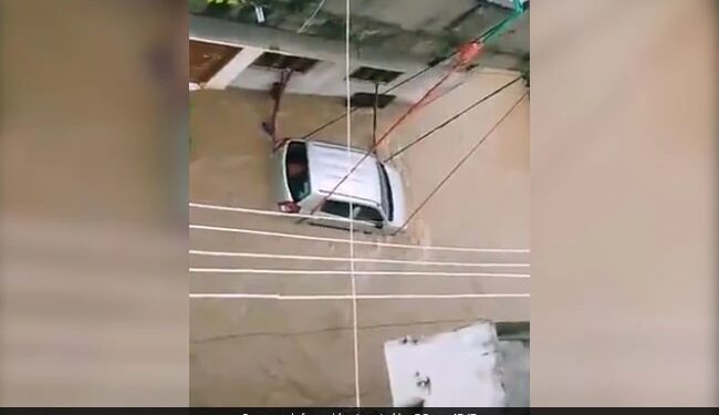 Man Did Amazing Jugaad To Save Car To Flood Water Ties Car With Ropes Like This In Telangana See Viral Video – बाढ़ में कार बह न जाए इसलिए शख्स ने किया गजब जुगाड़, रस्सी का झूला बनाकर घर की छत से ऐसे बांधी कार