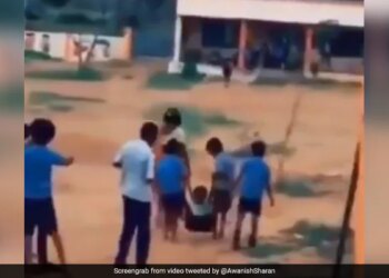 Child Was Showing Tantrums Not To Go To School So 4 Children Hanged Him Like This And Took Him To School Watch Funny Video – बच्चा स्कूल न जाने के लिए दिखा रहा था नखरे, तो 4 बच्चों ने ऐसे लटकाकर उसे पहुंचाया स्कूल, लोग बोले- I Miss My School Days