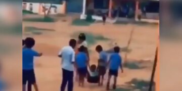 Child Was Showing Tantrums Not To Go To School So 4 Children Hanged Him Like This And Took Him To School Watch Funny Video – बच्चा स्कूल न जाने के लिए दिखा रहा था नखरे, तो 4 बच्चों ने ऐसे लटकाकर उसे पहुंचाया स्कूल, लोग बोले- I Miss My School Days