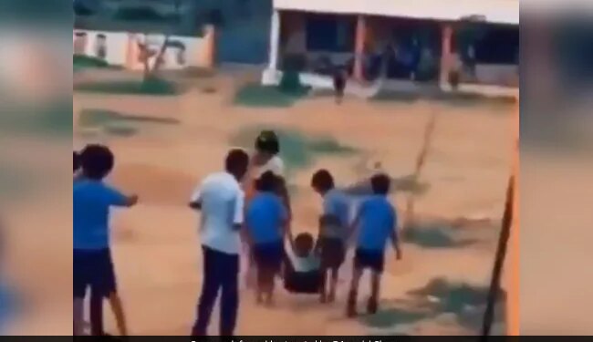 Child Was Showing Tantrums Not To Go To School So 4 Children Hanged Him Like This And Took Him To School Watch Funny Video – बच्चा स्कूल न जाने के लिए दिखा रहा था नखरे, तो 4 बच्चों ने ऐसे लटकाकर उसे पहुंचाया स्कूल, लोग बोले- I Miss My School Days