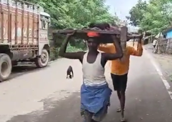 Patient Did Not Get Ambulance In Sahebganj Jharkhand Video Went Viral On Social Media – एंबुलेंस नहीं मिला तो मरीज़ को खाट पर लेकर अस्पताल चल दिया, वीडियो देख लोगों ने कहा