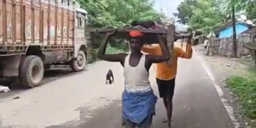 Patient Did Not Get Ambulance In Sahebganj Jharkhand Video Went Viral On Social Media – एंबुलेंस नहीं मिला तो मरीज़ को खाट पर लेकर अस्पताल चल दिया, वीडियो देख लोगों ने कहा