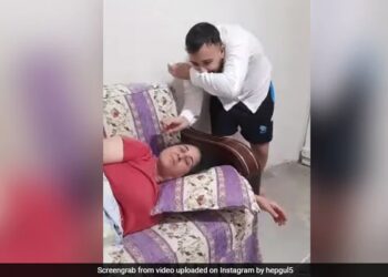 Husband Teasing Sleeping Wife Did Something Like This Wife Slapped Herself In Anger Watch Funny Viral Video – सोती हुई पत्नी को छेड़ रहा था पति, तभी किया कुछ ऐसा, पत्नी ने गुस्से में खुद को ही मार लिया थप्पड़