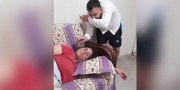 Husband Teasing Sleeping Wife Did Something Like This Wife Slapped Herself In Anger Watch Funny Viral Video – सोती हुई पत्नी को छेड़ रहा था पति, तभी किया कुछ ऐसा, पत्नी ने गुस्से में खुद को ही मार लिया थप्पड़