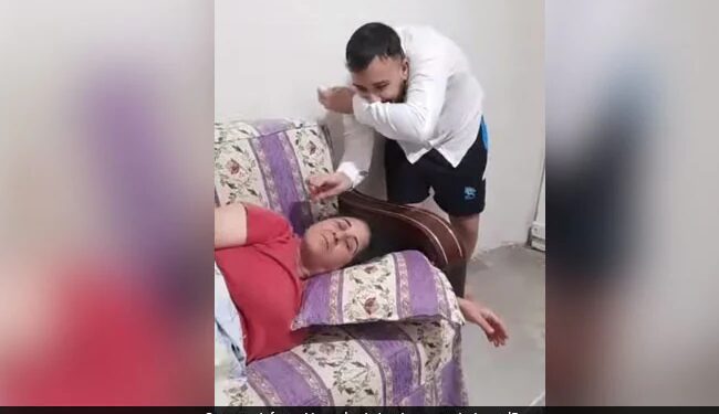 Husband Teasing Sleeping Wife Did Something Like This Wife Slapped Herself In Anger Watch Funny Viral Video – सोती हुई पत्नी को छेड़ रहा था पति, तभी किया कुछ ऐसा, पत्नी ने गुस्से में खुद को ही मार लिया थप्पड़