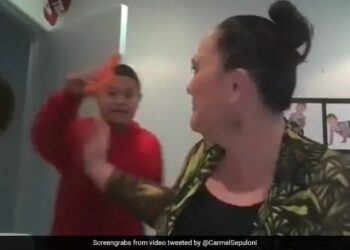 Viral Video Of New Zealand Minister Live Interview Interrupted By Son Showing Carrot – कैबिनेट मंत्री का Live Interview हुआ वायरल, जूम कॉल पर बेटा पीछे से करने लगा अजीबोगरीब हरकत