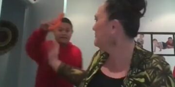 Viral Video Of New Zealand Minister Live Interview Interrupted By Son Showing Carrot – कैबिनेट मंत्री का Live Interview हुआ वायरल, जूम कॉल पर बेटा पीछे से करने लगा अजीबोगरीब हरकत