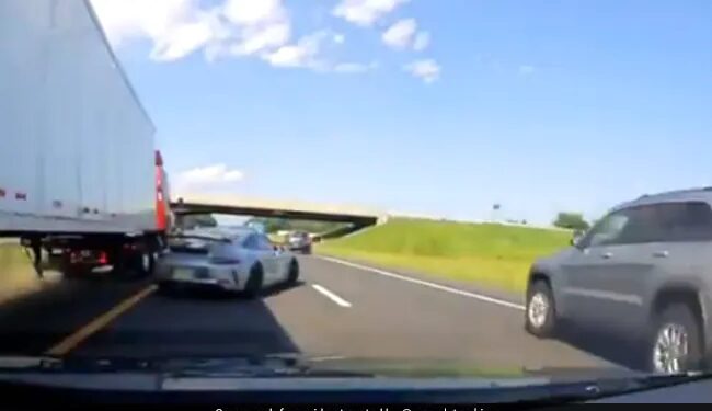 Truck Was Going To Hit The Car And This Happened Next See Shocking Video – तेज रफ्तार ट्रक, कार को मारने वाला था टक्कर, अचानक ड्राइवर ने लगाया दिमाग और किया कुछ ऐसा
