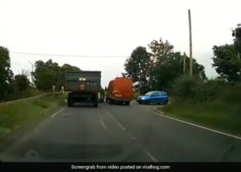 Tractor Collides With Overtaking Van In Dramatic Viral Video – ट्रैक्टर को ओवरटेक कर रही थी तेज रफ्तार वैन, तभी ड्राइवर ने वैन को मार दी जबरदस्त टक्कर