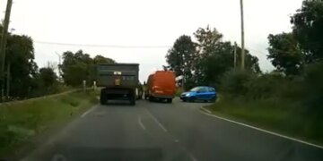 Tractor Collides With Overtaking Van In Dramatic Viral Video – ट्रैक्टर को ओवरटेक कर रही थी तेज रफ्तार वैन, तभी ड्राइवर ने वैन को मार दी जबरदस्त टक्कर