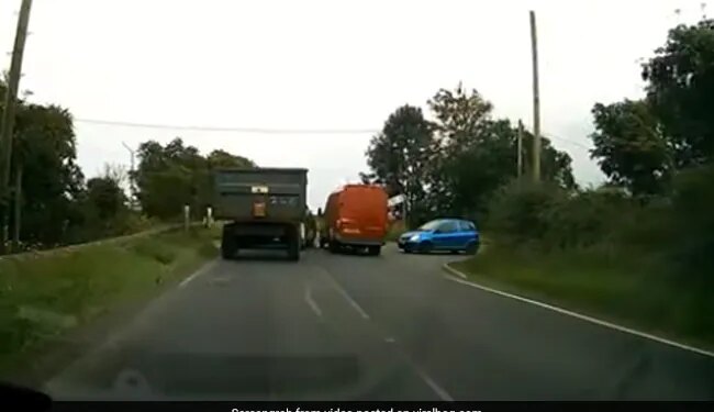 Tractor Collides With Overtaking Van In Dramatic Viral Video – ट्रैक्टर को ओवरटेक कर रही थी तेज रफ्तार वैन, तभी ड्राइवर ने वैन को मार दी जबरदस्त टक्कर