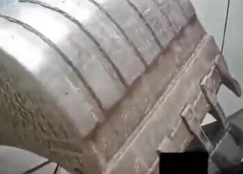 Thieves Arrived With A Bulldozer To Rob The ATM Machine, Seeing The Money Blown Away, Your Senses Will Fly Away