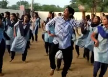 Government School Teacher Did Such A Dance With The Girls Video Goes Viral On Social Media