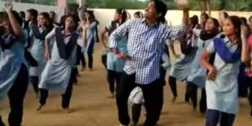 Government School Teacher Did Such A Dance With The Girls Video Goes Viral On Social Media