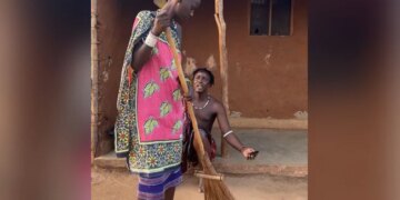Tanzania Star Kili Paul Recreates Chhoti Bacchi Ho Kya Dialogue With Sister Neema Internet Loves It See Viral Video – किली पॉल ने ‘छोटी बच्ची हो क्या’डायलॉग पर की धांसू एक्टिंग, देखकर आप भी हो जाएंगे फैन, लोग बोले- छा गए गुरु