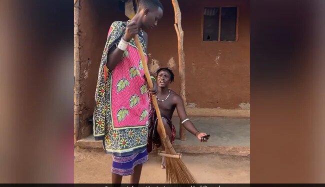 Tanzania Star Kili Paul Recreates Chhoti Bacchi Ho Kya Dialogue With Sister Neema Internet Loves It See Viral Video – किली पॉल ने ‘छोटी बच्ची हो क्या’डायलॉग पर की धांसू एक्टिंग, देखकर आप भी हो जाएंगे फैन, लोग बोले- छा गए गुरु