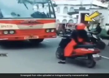Scooty Riding Woman Standing In Front Of Bus Omg Video Went Viral See What Happened Next – झुकती है दुनिया झुकाने वाला चाहिए कमाल के कैप्शन के साथ वायरल हुआ Video, यूजर्स ने कहा