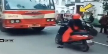 Scooty Riding Woman Standing In Front Of Bus Omg Video Went Viral See What Happened Next – झुकती है दुनिया झुकाने वाला चाहिए कमाल के कैप्शन के साथ वायरल हुआ Video, यूजर्स ने कहा