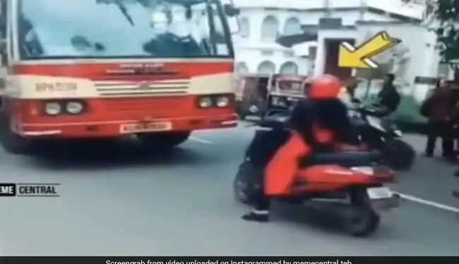 Scooty Riding Woman Standing In Front Of Bus Omg Video Went Viral See What Happened Next – झुकती है दुनिया झुकाने वाला चाहिए कमाल के कैप्शन के साथ वायरल हुआ Video, यूजर्स ने कहा