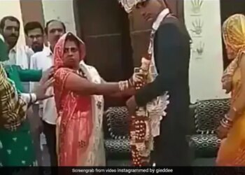 Bride Was Looking At The Camera With Scary Eyes After Wore Garland To Groom Guests Were Shocked Watch Viral Video – दूल्हे को वरमाला पहनाते हुए कैमरे की ओर आंखें फाड़कर देख रही थी दुल्हन, डर गए मेहमान, बोले