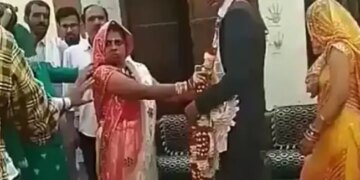 Bride Was Looking At The Camera With Scary Eyes After Wore Garland To Groom Guests Were Shocked Watch Viral Video – दूल्हे को वरमाला पहनाते हुए कैमरे की ओर आंखें फाड़कर देख रही थी दुल्हन, डर गए मेहमान, बोले