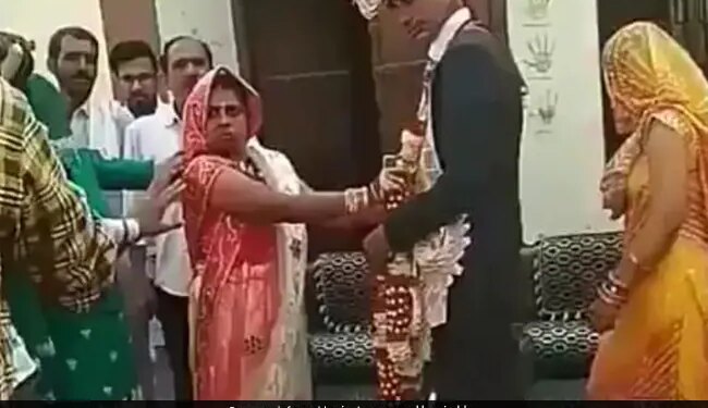 Bride Was Looking At The Camera With Scary Eyes After Wore Garland To Groom Guests Were Shocked Watch Viral Video – दूल्हे को वरमाला पहनाते हुए कैमरे की ओर आंखें फाड़कर देख रही थी दुल्हन, डर गए मेहमान, बोले