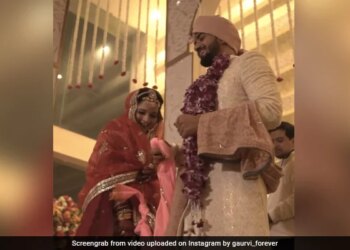Pandit Ji Was Getting Late So In Middle Of Mantra Told Such Funny Thing To Bride And Groom Which You Cannot Even Imagine Watch Viral Video – पंडित जी को हो रही थी देर, तो फेरों के बीच दूल्हा-दुल्हन से कह दी ऐसी बात, हंसते-हंसते दर्द हो गया लोगों का पेट