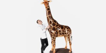 This Chef Made A Giraffe Of 8 Feet With The Help Of Chocolate, Watching The Video, People Said – What A Talent – इस शेफ ने चॉकलेट की मदद से 8 फीट की बनाई जिराफ, वीडियो देख लोगों ने कहा