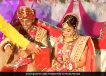 Groom Friend Gave A Gift To The Bride She Became Shy On The Stage Then What Was The Groom Reaction Watch Viral Video – दूल्हे के दोस्त ने दिया ऐसा गिफ्ट, देखते ही उड़ गया दुल्हन के चेहरे का रंग, शर्म से हो गई पानी-पानी