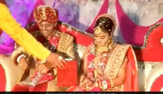 Groom Friend Gave A Gift To The Bride She Became Shy On The Stage Then What Was The Groom Reaction Watch Viral Video – दूल्हे के दोस्त ने दिया ऐसा गिफ्ट, देखते ही उड़ गया दुल्हन के चेहरे का रंग, शर्म से हो गई पानी-पानी