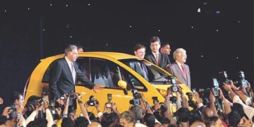 Ratan Tata Arrived At Hotel Taj In Mumbai From Nano, People Watching The Video Said – People Are Connected To The Land – नैनो से मुंबई के होटल ताज में पहुंचे रतन टाटा, वीडियो देख लोगों ने कहा