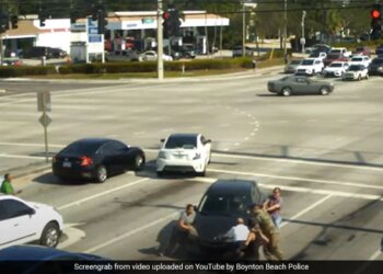 Woman Fainted While Driving Car Became Uncontrollable On The Highway People Stopped Car With Bare Hands
