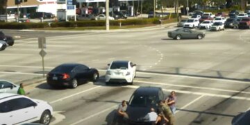 Woman Fainted While Driving Car Became Uncontrollable On The Highway People Stopped Car With Bare Hands