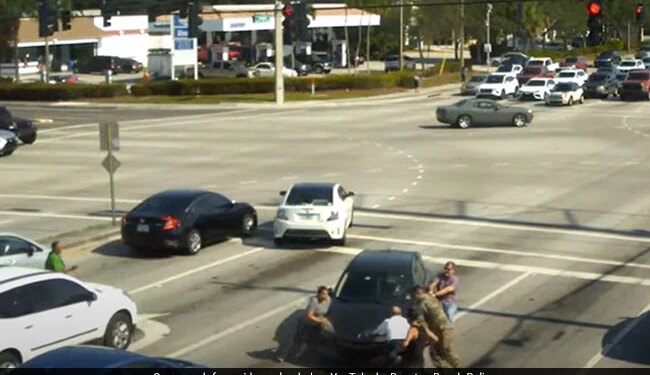 Woman Fainted While Driving Car Became Uncontrollable On The Highway People Stopped Car With Bare Hands