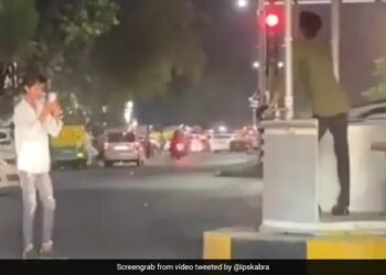 IPS Officer Shares Video Of Two Friends Clicking Photos At Traffic Signal Internet Says Hadh Hai – ट्रैफिक सिग्नल पर खड़े होकर सेल्फी ले रहे थे दो दोस्त, रेड लाइट पर खूब दिए पोज़, IPS ने कही ये बात