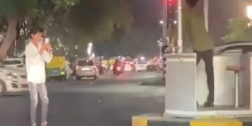 IPS Officer Shares Video Of Two Friends Clicking Photos At Traffic Signal Internet Says Hadh Hai – ट्रैफिक सिग्नल पर खड़े होकर सेल्फी ले रहे थे दो दोस्त, रेड लाइट पर खूब दिए पोज़, IPS ने कही ये बात