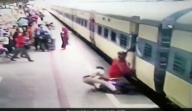 Woman Stuck In The Middle Of Moving Train Railway Cop Drags Out Woman Saved Her Life Caught On Camera