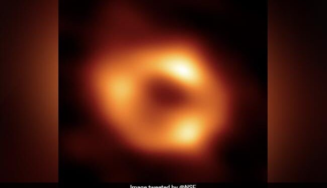 First Image Of Milky Way Black Hole Revealed As Doughnut Shaped Scientist Amazed – पहली बार दिखी आकाशगंगा के बीच स्थित विशाल ब्लैक होल की तस्वीर, आकार देख वैज्ञानिक हैरान, बोले