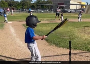खेलते-खेलते बल्ला छोड़ डांस करने लगा नटखट बच्चा, कोच ने ऐसे किया रिएक्ट