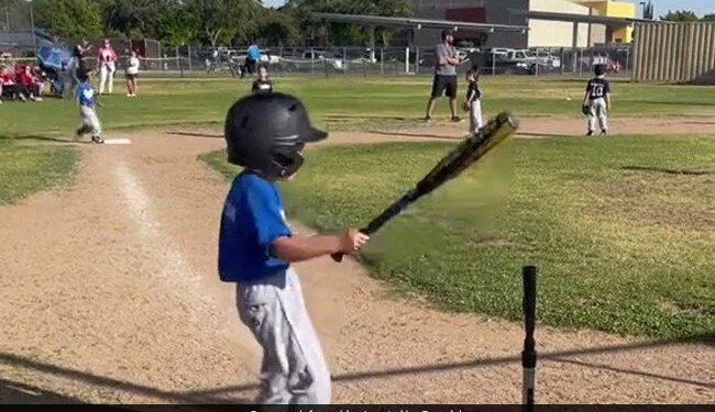 खेलते-खेलते बल्ला छोड़ डांस करने लगा नटखट बच्चा, कोच ने ऐसे किया रिएक्ट