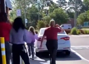 लड़ाई के चक्कर में बिना ब्रेक लगाए कार से उतरी महिला, कार ने सिखा दिया सबक