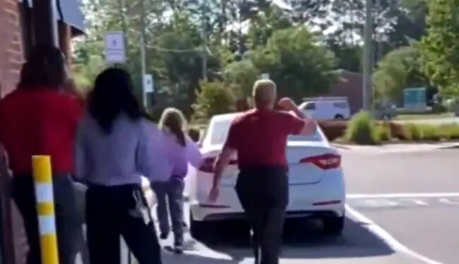 लड़ाई के चक्कर में बिना ब्रेक लगाए कार से उतरी महिला, कार ने सिखा दिया सबक
