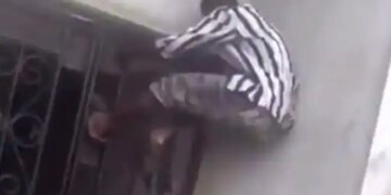 Bad Condition Of The Thief Who Entered The House For The Purpose Of Theft Watch The Viral Video