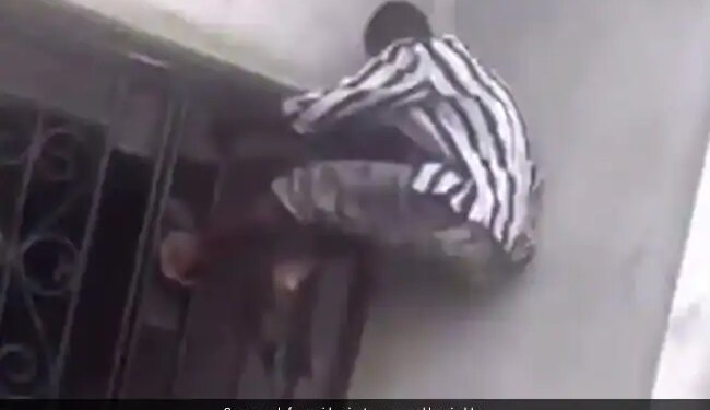 Bad Condition Of The Thief Who Entered The House For The Purpose Of Theft Watch The Viral Video