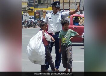Little Boy Feet Were Burning Without Slipper Traffic Policeman Did This Viral Photo Winning The Internet